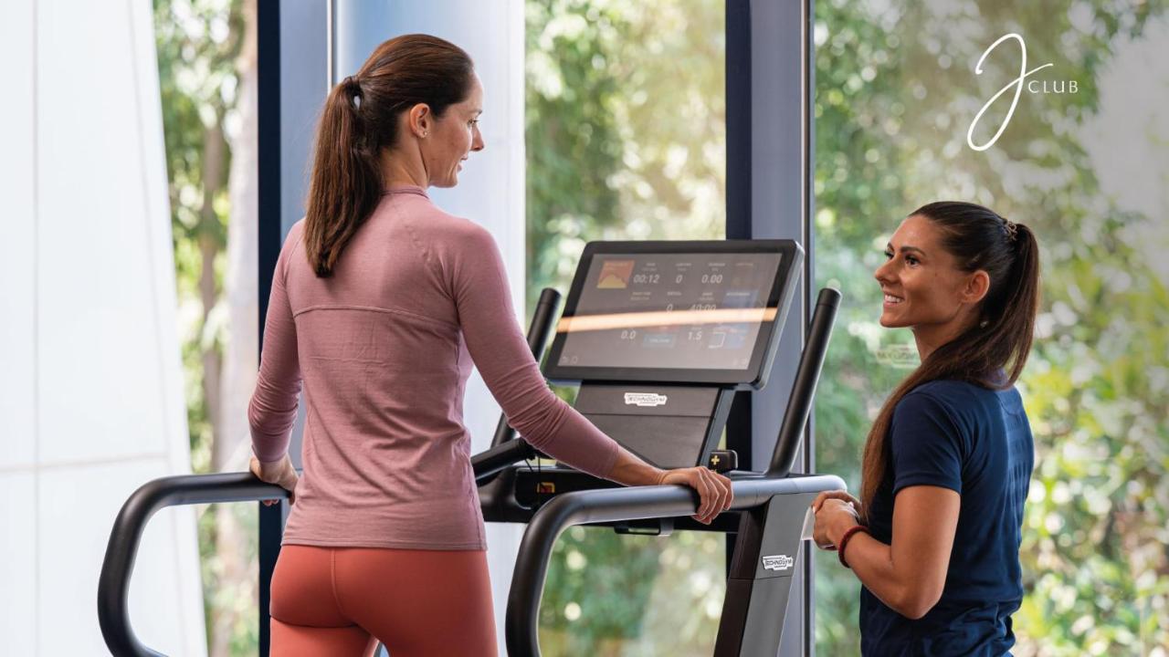 Jumeirah Dar Al Masyaf 두바이 외부 사진 A personal trainer with a client