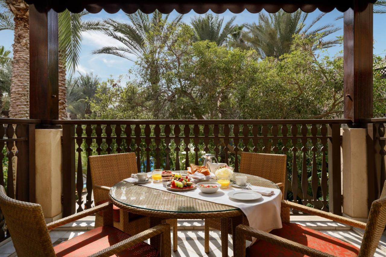 Jumeirah Dar Al Masyaf 두바이 외부 사진 A balcony at the hotel