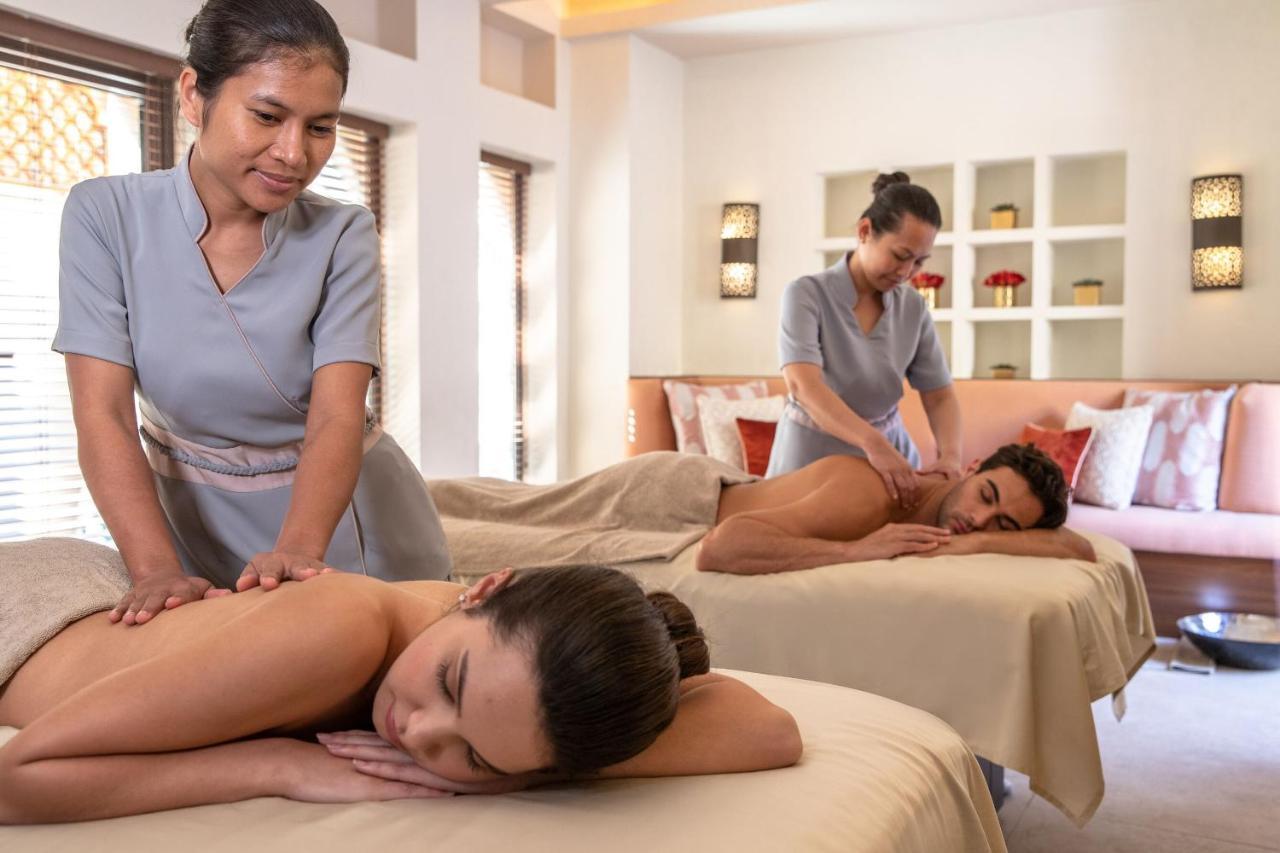 Jumeirah Dar Al Masyaf 두바이 외부 사진 Massage therapists at work