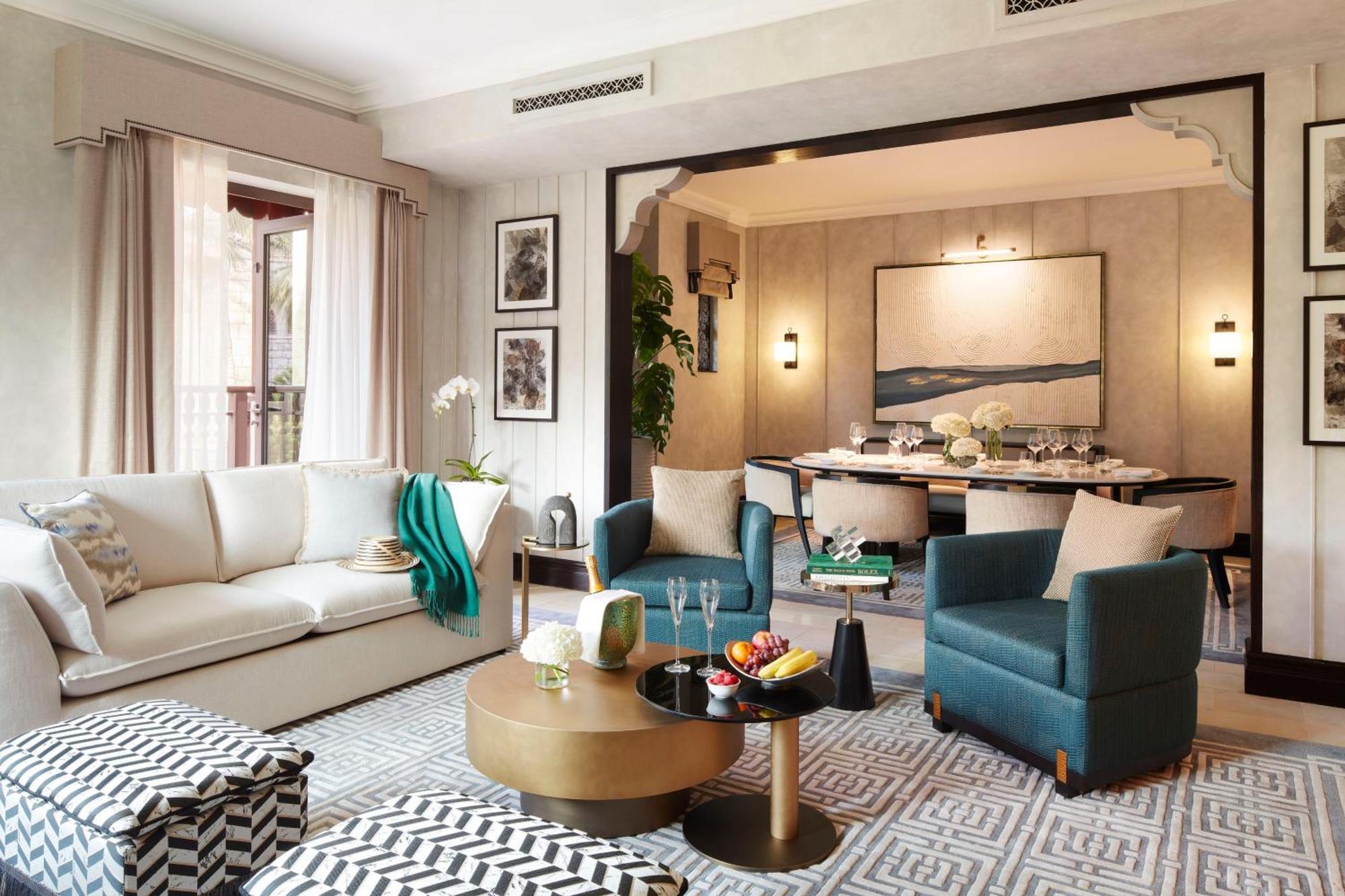 Jumeirah Dar Al Masyaf 두바이 외부 사진 The living room of a suite at the hotel