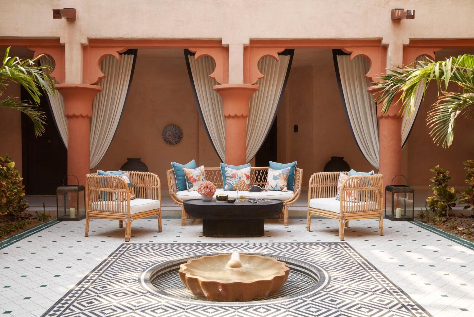 Jumeirah Dar Al Masyaf 두바이 외부 사진 The courtyard at the B2 boutique hotel