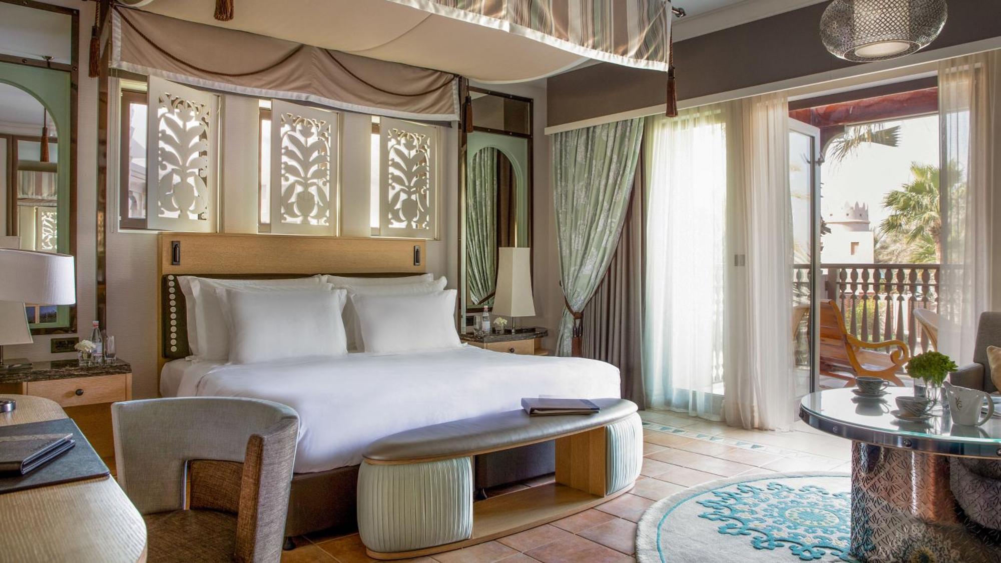 Jumeirah Dar Al Masyaf 두바이 외부 사진 A bedroom at the hotel