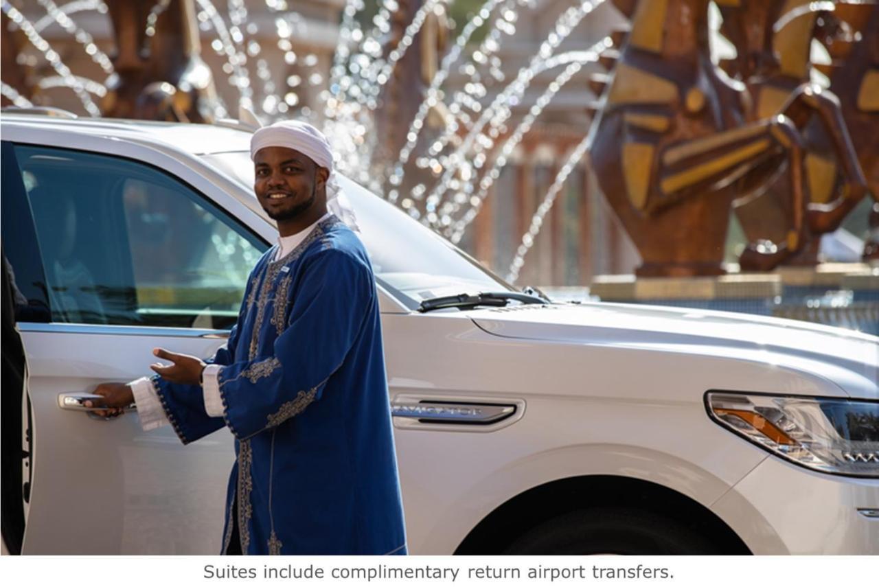 Jumeirah Dar Al Masyaf 두바이 외부 사진 A hotel staff member opening a car door